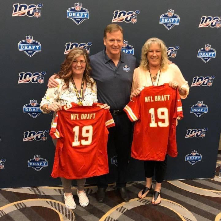 itstish's tweet image. My draft pick on stage in Nashville 2019. I didn’t get to pick him per se but I announced his name on stage and it was cool! Nick has played his heart out for KC. #ChiefsKingdom #foreverachief #Threetimechamp go be great! I’ll be following you!