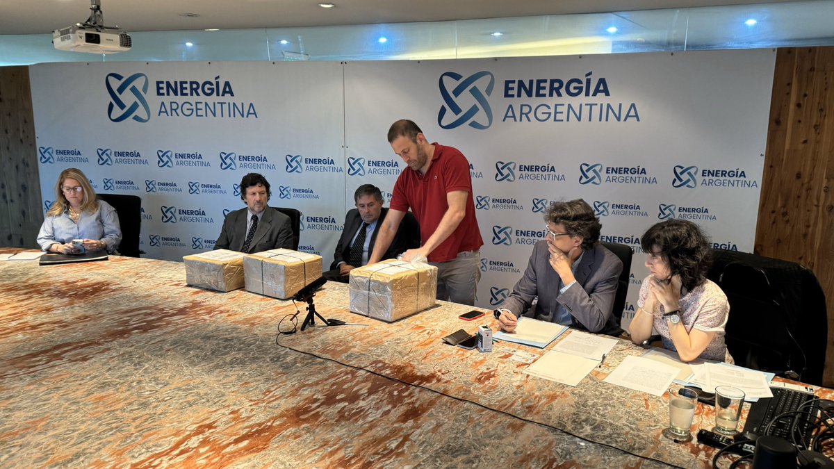 ElEconomista_'s tweet photo. ⚡️⚡️Energía #Argentina realizó la apertura de los sobres para las obras de los tramos pendientes de la Reversión del Gasoducto Norte

⚡️⚡️Las ofertas admitidas técnicamente fueron las de #BTU, la UT #Techint-Sacde y #Pumpco Inc https://t.co/6rTyTbRCVf