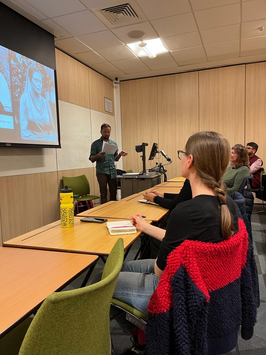 Had the pleasure of hosting a rich and thoughtful talk by @somakwa_hist on his book 'Passages Through India: Indian Gurus, Western Disciples and the Politics of Indophilia'. Thank you for engaging so generously with our students and colleagues! #SouthAsia #booktalk