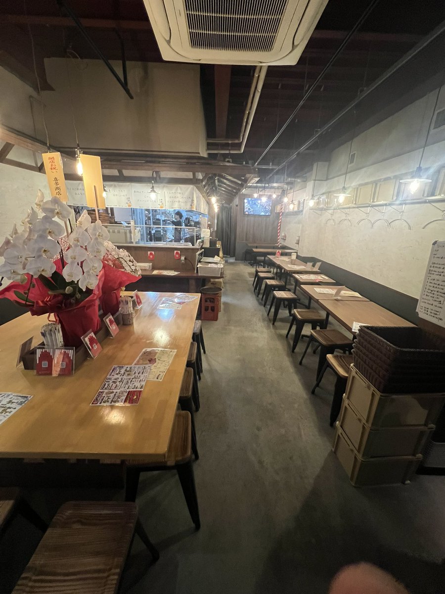 焼鳥スミスの新店舗って？

今日お客さんと話してて

前店舗は、新神楽
新店舗は、GOLLILA HALL

っていうイメージやなって思いました。

楽しみにしててください。
最高の空間づくりにコミットします。