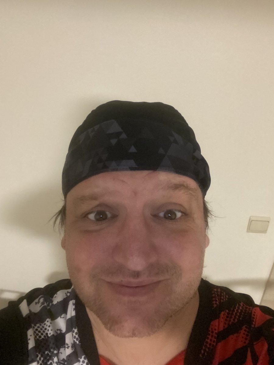Hoy día de doblar, qué paliza, pero lo que <a href="/NandoTPF/">Nando Gómez</a> dice, aquí se hace. Dedicado este entreno a <a href="/Luzzciernaga/">Luzzciernaga</a>! Bravo por tu trabajo!
PD: la cara es de antes de ir a correr, pensando que tocaba doblar 😅
#KMSxELA @ComuniRunners <a href="/LosCobardesTea1/">#LosCobardesTeam</a> #tortuguitasteam <a href="/pasion_running/">*PASIÓN RUNNING*</a>