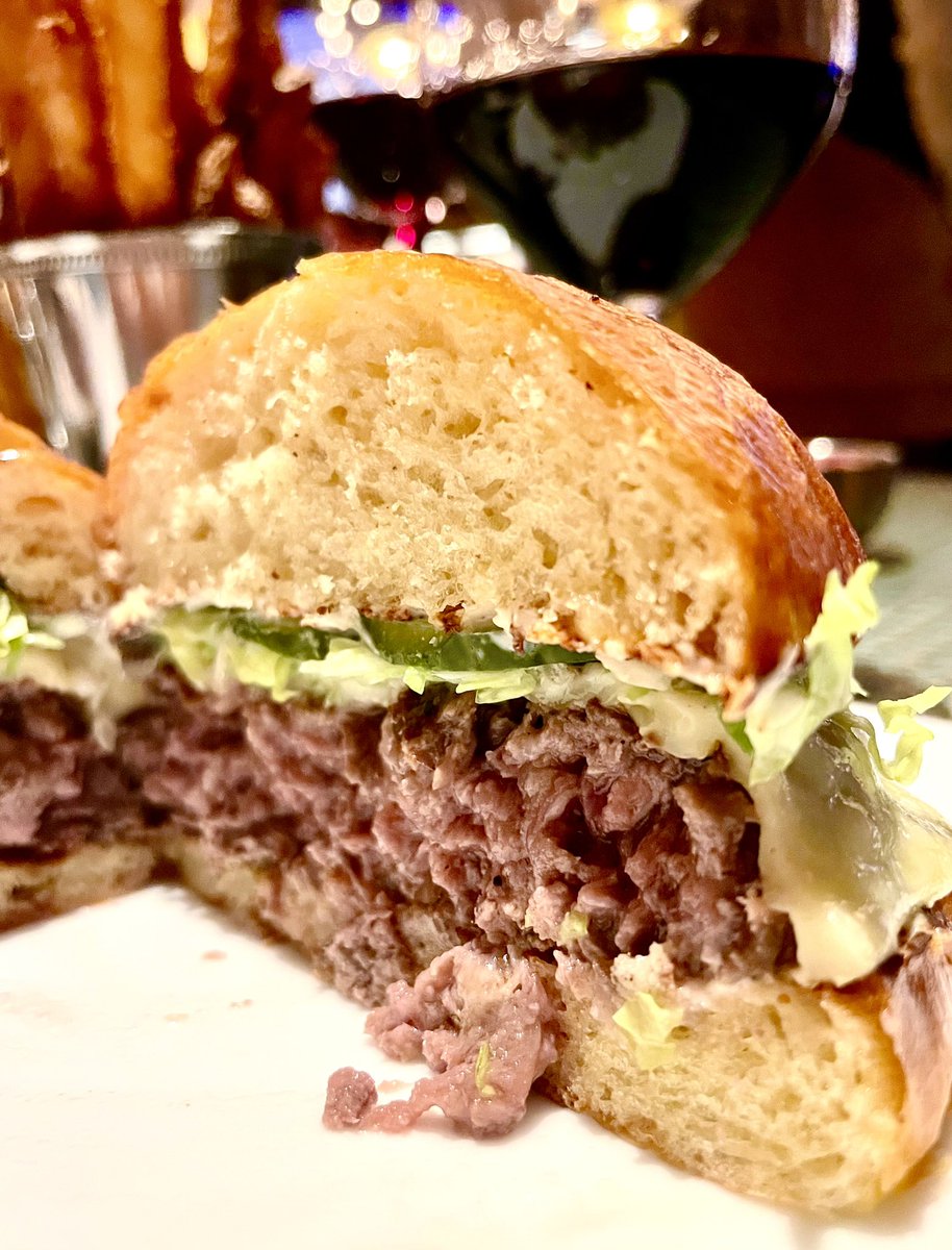 eatinglasvegas's tweet photo. A towering superlative, like a little knowledge, is a dangerous thing…but methinks it within bounds to proclaim #DonsPrime @fblasvegas one of the best beef emporiums in #Vegas, right out of the steer chute. 
🥩🍔🍷🥂🥕🍰👏🤩 https://t.co/R7BMp4juoE