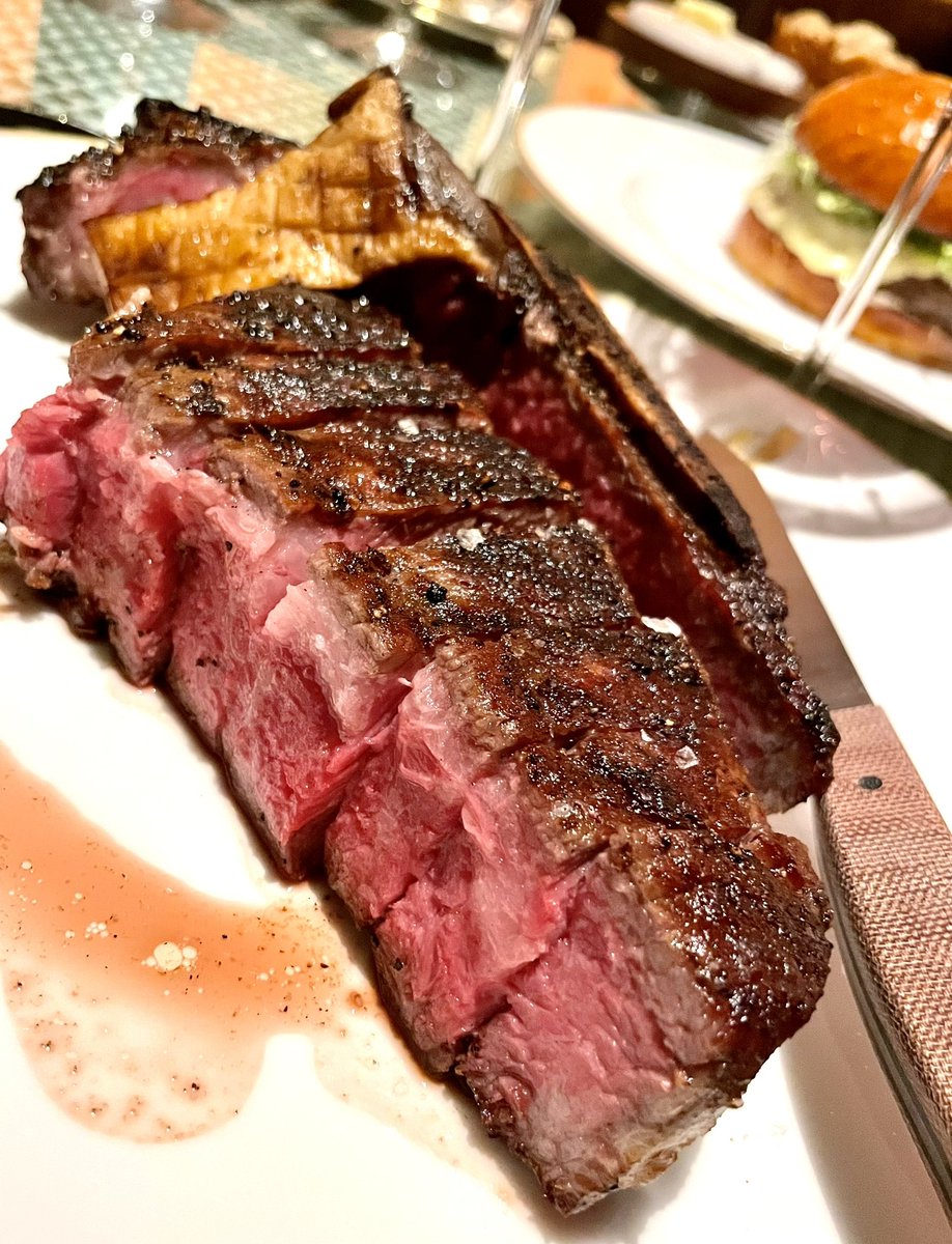 eatinglasvegas's tweet photo. A towering superlative, like a little knowledge, is a dangerous thing…but methinks it within bounds to proclaim #DonsPrime @fblasvegas one of the best beef emporiums in #Vegas, right out of the steer chute. 
🥩🍔🍷🥂🥕🍰👏🤩 https://t.co/R7BMp4juoE