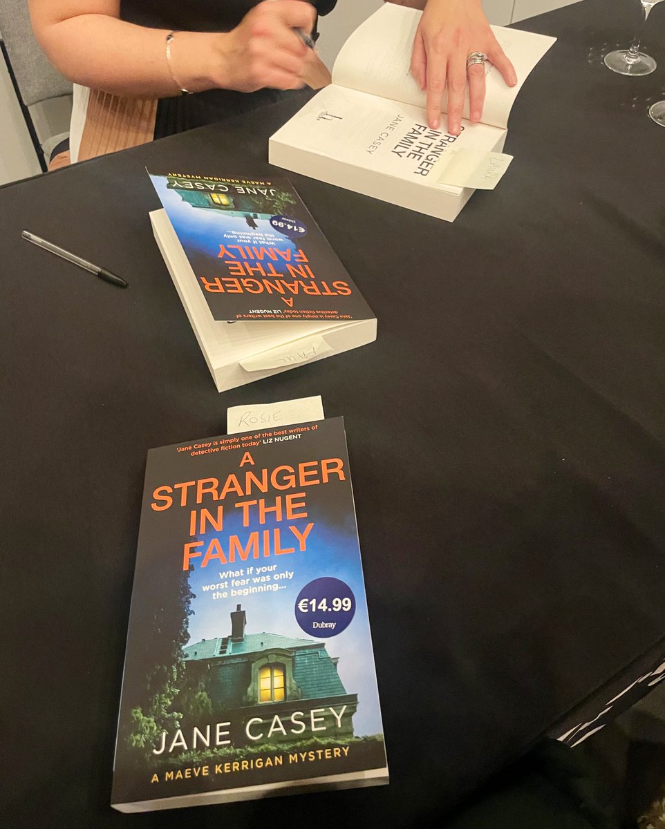 It was so lovely to meet @JaneCaseyAuthor this evening at the launch of “A Stranger in the Family”. Such a great evening with a *big* audience of Jane Casey fans. I can’t wait to read! 🤗