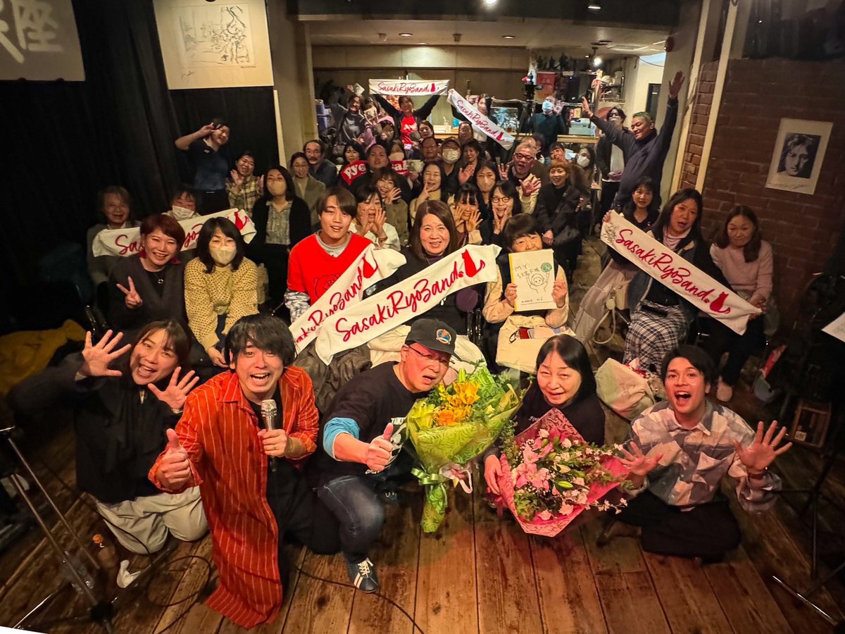 sasakiryo's tweet photo. 佐々木リョウ弾き語り自走TOUR2024
君の声がする方へ-広島公演
3.13(水)at.ライブ楽座

香川裕光くん、
Hanaが居てくれたからこそ。
石澤ファンダメンタルを
カウンター奥から見つめる奥さん。

歌えなくてごめんね、
それなのに来てくれて本当に有難う💐

またBlog書きます📝

#君の声がする方へ https://t.co/TZT0eB05HF