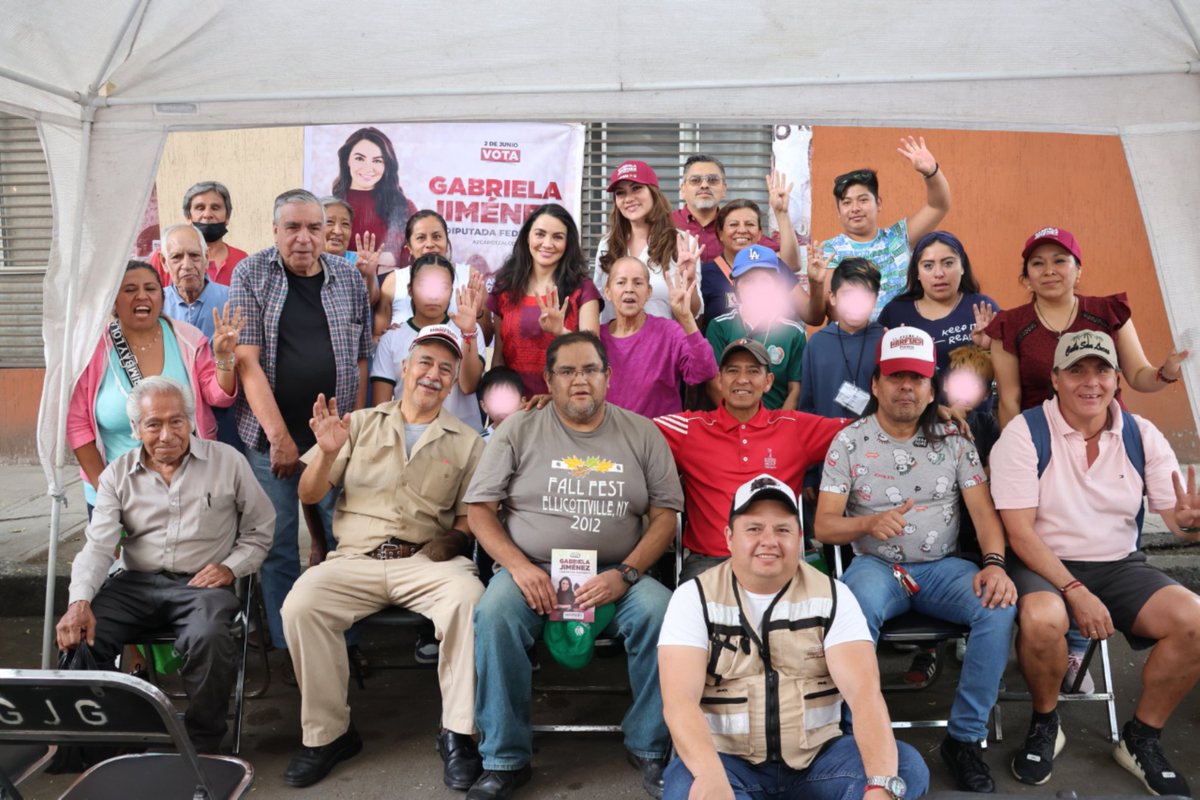 GabyJimenezMX's tweet photo. Desde el tianguis de Las Vías en #Nextengo, #SanÁlvaro y #LaPreciosa estamos convencidos que el segundo piso de este gran proyecto tiene rostro de mujer humanista y transformadora.
@Claudiashein será nuestra primera mujer Presidenta y con el #PlanC ayudaremos a consolidar la transformación.
#ClaudiaPresidenta 
#PorAmorAAzcapo