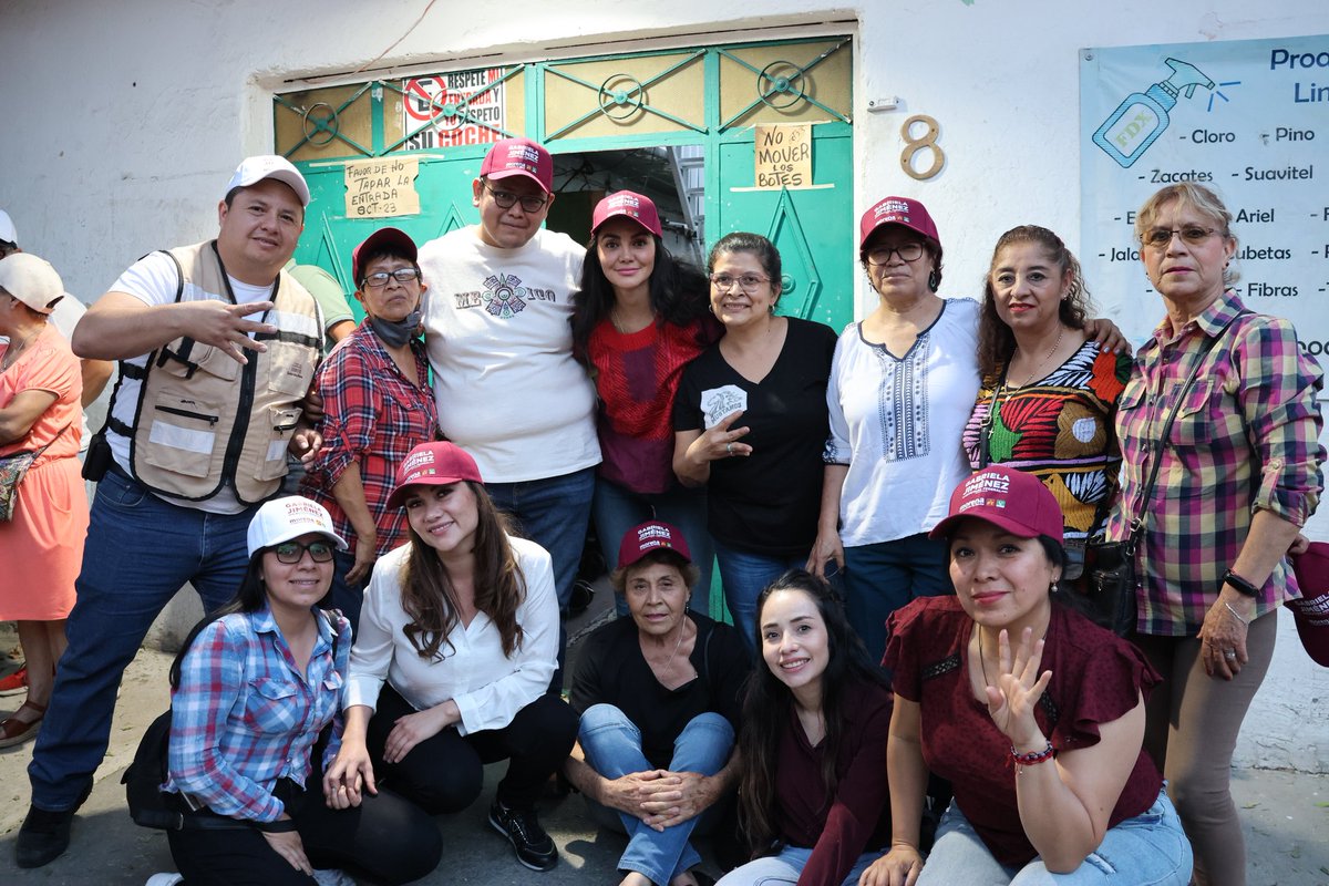 GabyJimenezMX's tweet photo. Desde el tianguis de Las Vías en #Nextengo, #SanÁlvaro y #LaPreciosa estamos convencidos que el segundo piso de este gran proyecto tiene rostro de mujer humanista y transformadora.
@Claudiashein será nuestra primera mujer Presidenta y con el #PlanC ayudaremos a consolidar la transformación.
#ClaudiaPresidenta 
#PorAmorAAzcapo