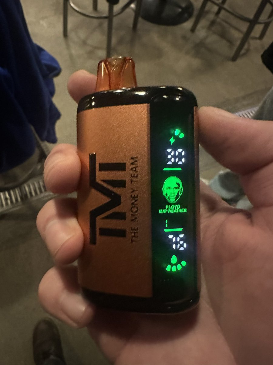 PeeneyTodd's tweet photo. Hit my buddy’s vape and now I can’t read https://t.co/dEzxbKji7f