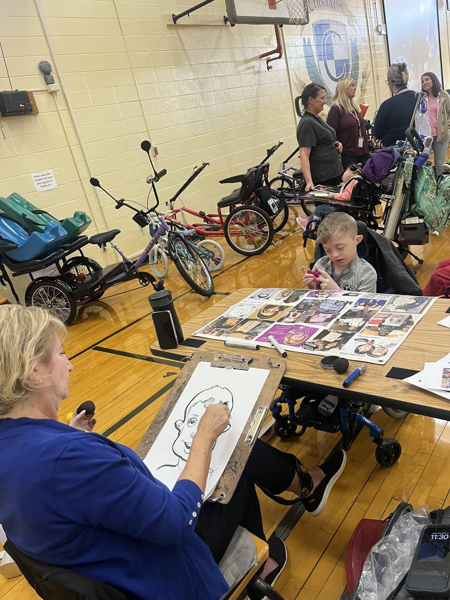 CHPCRUSADERS's tweet image. Seeing the beauty in our students isn’t hard, but big thanks  to caricature artist, Joni Fleming ,  for capturing all of them today. #CartoonPortrait #AmbidextrousArtist #CarnivalweekatCHP @JCPSKY @JCPSZone2 #weareCHP