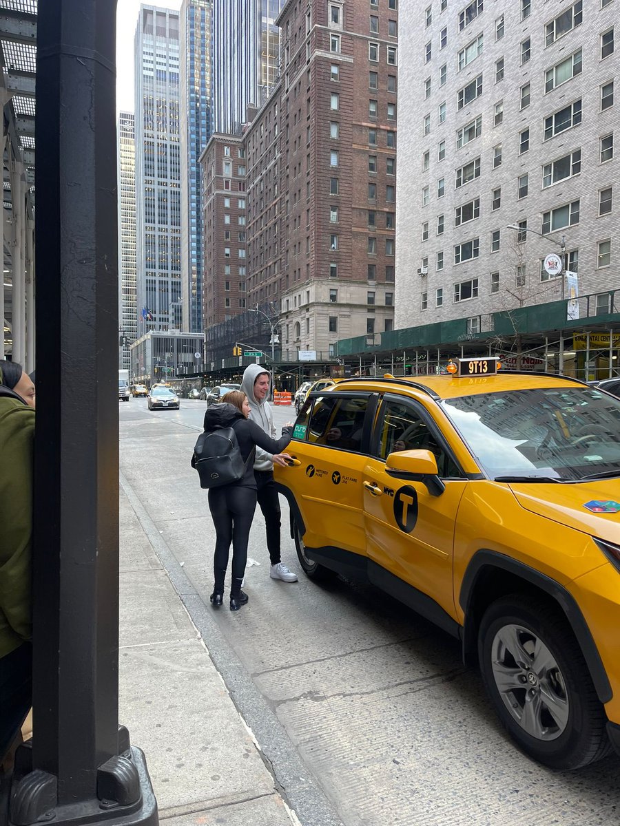 ABD’ye kaçan Eylem Tok ve oğlu Timur Cihantimur, New York’talar. 57. sokak ve 6. Avenue köşesinde görülen kaçak anne oğul fotoğrafları çekilirken gülmeleri dikkat çekti.