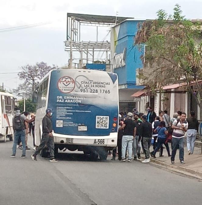 ContraProMx's tweet photo. #Oaxaca #URGENTE
🔴 Inician nuevamente movilizaciones normalistas en la #ENEPO, retienen unidades del transporte urbano, van con dirección al centro #Xoxocotlán https://t.co/R0xXNiJJGA