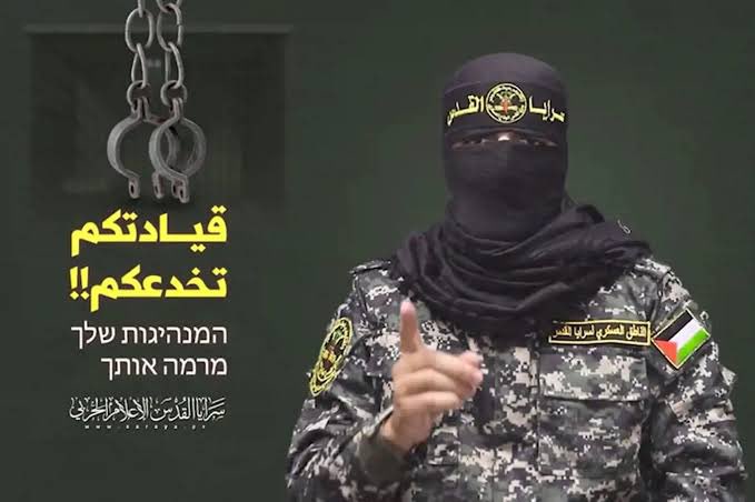Ebu Hamza'dan Zor Soru: 

"İslam ümmetine vekaleten yürüttüğümüz bu savaştan geri kalması için kimsenin özrü yoktur. Özellikle de ordu, uçak, top ve tankı olanların. 

Soruyoruz, tıpkı Irak, Yemen ve Lübnan’daki özgür kimseler gibi toplarınızı doğrultmanın zamanı gelmedi mi?"