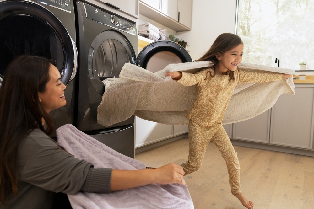 ElectroluxUS's tweet photo. More accurately predict dry times so you don’t have to keep checking on your load with Predictive DryTM. Within about 90 seconds of starting the load, the dryer calculates a more accurate time in which your clothes will be perfectly dried.https://t.co/hMd42HtbWr https://t.co/3tRorg7qnj