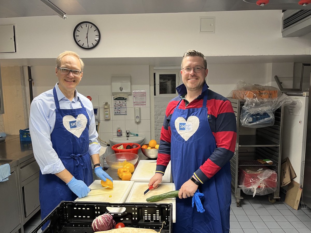 Es gibt viele Möglichkeiten, sich ehrenamtlich zu engagieren. 

Ich habe heute bei der Essensausgabe der Berliner Stadtmission geholfen, gemeinsam mit Sven Rissmann und vielen anderen.