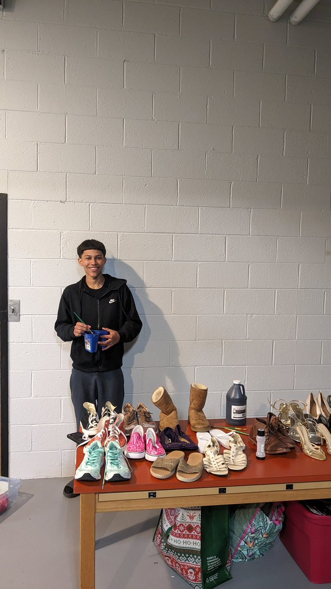 HTSD_Grice's tweet photo. Today, Yairon was given the chance to pursue his dream of being a true artist while he transformed the Grice Community Closet with his artwork! 🎨 Yairon, you make us #GriceProud! @GricePrincipal_ @WeAreHTSD https://t.co/fhT9Ug1d8P
