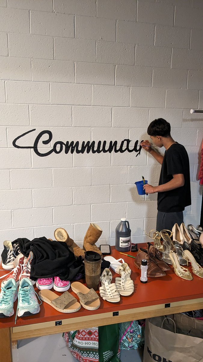 HTSD_Grice's tweet photo. Today, Yairon was given the chance to pursue his dream of being a true artist while he transformed the Grice Community Closet with his artwork! 🎨 Yairon, you make us #GriceProud! @GricePrincipal_ @WeAreHTSD https://t.co/fhT9Ug1d8P