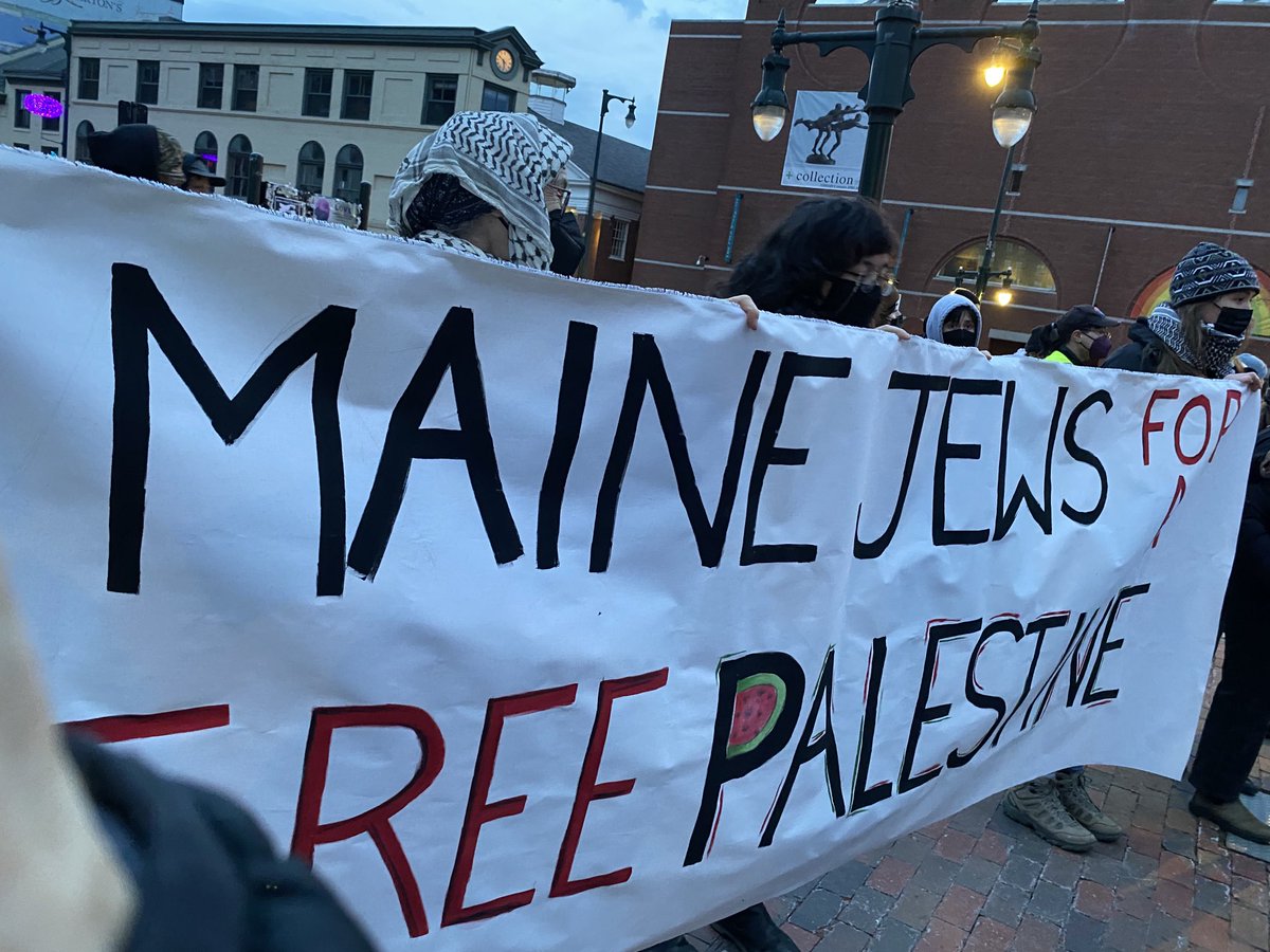 NaturalGuard's tweet photo. #freePalestine

Out here at State theater Portland # 

BDS
No to Zionist entertainment https://t.co/ncaWdpT3eN