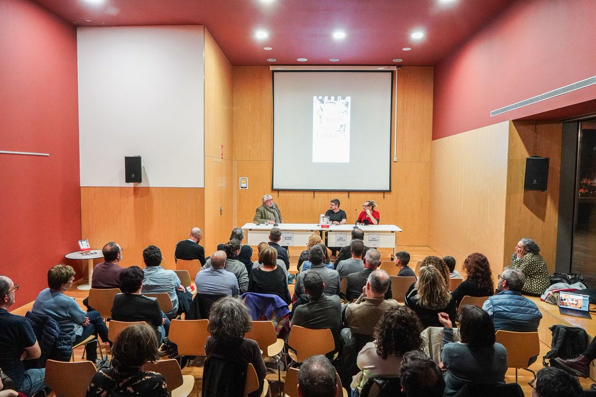 raulmontillacor's tweet photo. 📢 'Las hijas de la fábrica' ya han sido presentadas en sociedad! 

📌 La biblioteca de Sant Ildefons ha sido el escenario (no podía ser otro), en un acto con @benvexxx y Antonio Balmón 

🙌 Gracias a tod@s por asistir. Larga vida al barrio!!!

📸 @humbertblanco https://t.co/TeYsItncFk