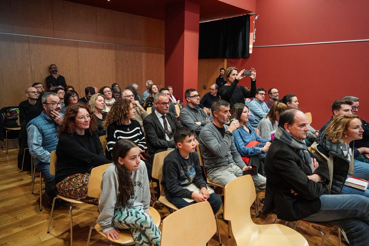 raulmontillacor's tweet photo. 📢 'Las hijas de la fábrica' ya han sido presentadas en sociedad! 

📌 La biblioteca de Sant Ildefons ha sido el escenario (no podía ser otro), en un acto con @benvexxx y Antonio Balmón 

🙌 Gracias a tod@s por asistir. Larga vida al barrio!!!

📸 @humbertblanco https://t.co/TeYsItncFk