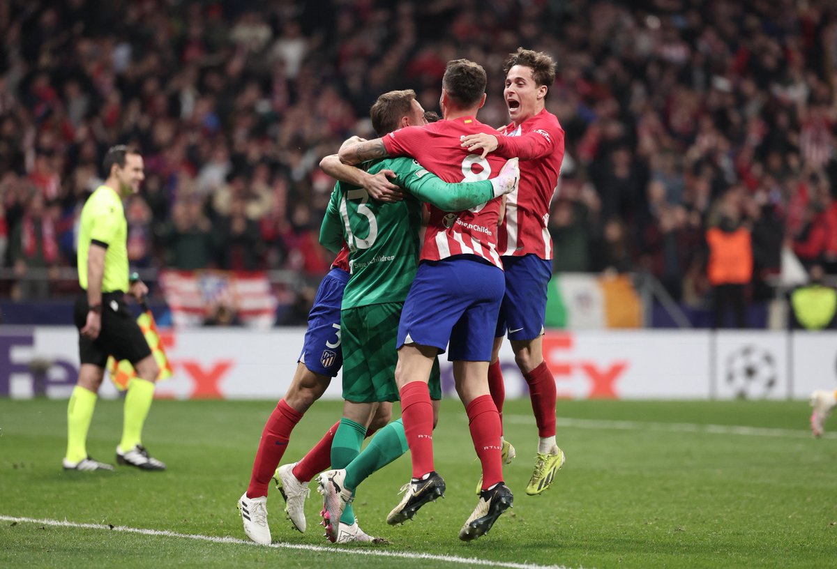 LigadeCampeones's tweet photo. 🤩 La alegría del @Atleti tras el billete a cuartos de final‼️

#UCL https://t.co/pqGJ2TzSxQ