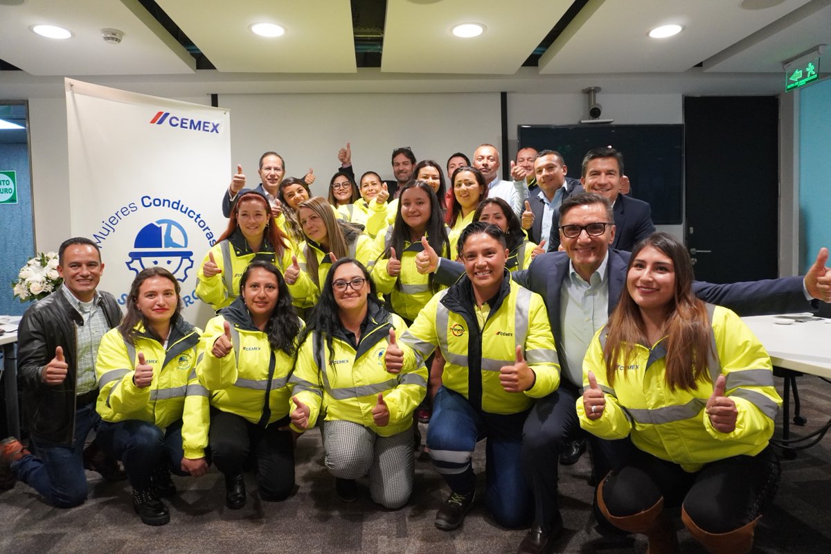 CEMEX_Colombia's tweet photo. ¡Ya lanzamos el primer Semillero de Mujeres Conductoras en Colombia! Este tiene como objetivo reforzar sus habilidades para aumentar la participación de mujeres en el manejo de vehículos de carga pesada 👷‍♀️🥇

#MujeresCemex #MujeresConstruyendoFuturo #OrgulloCemex https://t.co/gdu11ZSdKA