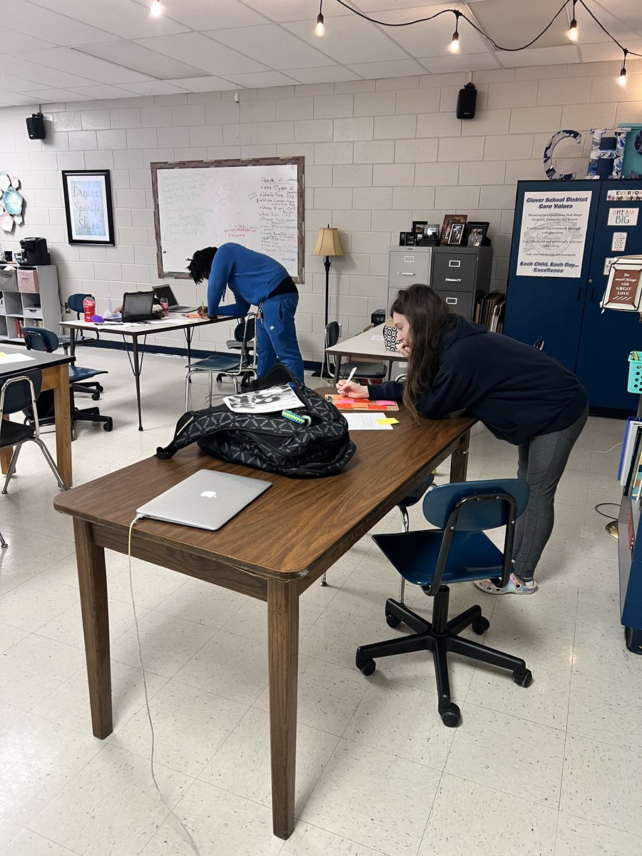 CHS_BlueEagles's tweet image. Gallery walk for the win! Students engaged in a peer feedback session, equipped with sticky notes and clipboards, refining resumes for the Job Fair on Friday. Empowering each other to shine! #AuthenticLearning