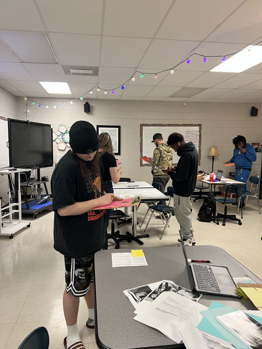 CHS_BlueEagles's tweet image. Gallery walk for the win! Students engaged in a peer feedback session, equipped with sticky notes and clipboards, refining resumes for the Job Fair on Friday. Empowering each other to shine! #AuthenticLearning