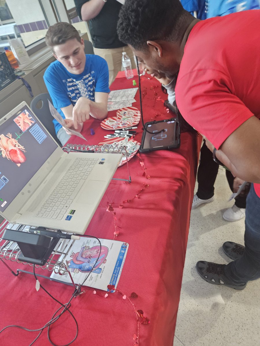 CHCPrinc_Renaud's tweet photo. Thanks to our CHC STEM Committee for organizing a great event for our students and families! @TThomps_ed @CHC_Mr_Johnson #wearewayne #CHCPride https://t.co/bVsDPqDoLW