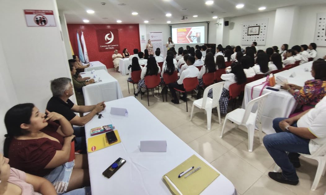 ramirezsandram's tweet photo. Orgullosa de participar en el lanzamiento de la primera rueda de negocios “Creadores de un mundo digital” alianza de la CCHuila-Sede La Plata, La I.E Marillac y el Sena, con fin de visibilizar los productos y servicios de nuestros empresarios a través del marketing digital. 🙌🏻🚀 https://t.co/TmqA2e5mpz
