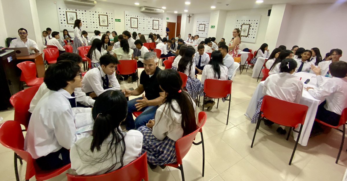 ramirezsandram's tweet photo. Orgullosa de participar en el lanzamiento de la primera rueda de negocios “Creadores de un mundo digital” alianza de la CCHuila-Sede La Plata, La I.E Marillac y el Sena, con fin de visibilizar los productos y servicios de nuestros empresarios a través del marketing digital. 🙌🏻🚀 https://t.co/TmqA2e5mpz