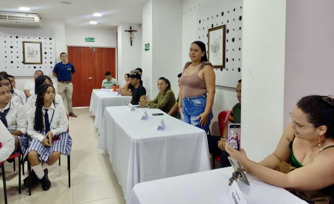 ramirezsandram's tweet photo. Orgullosa de participar en el lanzamiento de la primera rueda de negocios “Creadores de un mundo digital” alianza de la CCHuila-Sede La Plata, La I.E Marillac y el Sena, con fin de visibilizar los productos y servicios de nuestros empresarios a través del marketing digital. 🙌🏻🚀 https://t.co/TmqA2e5mpz