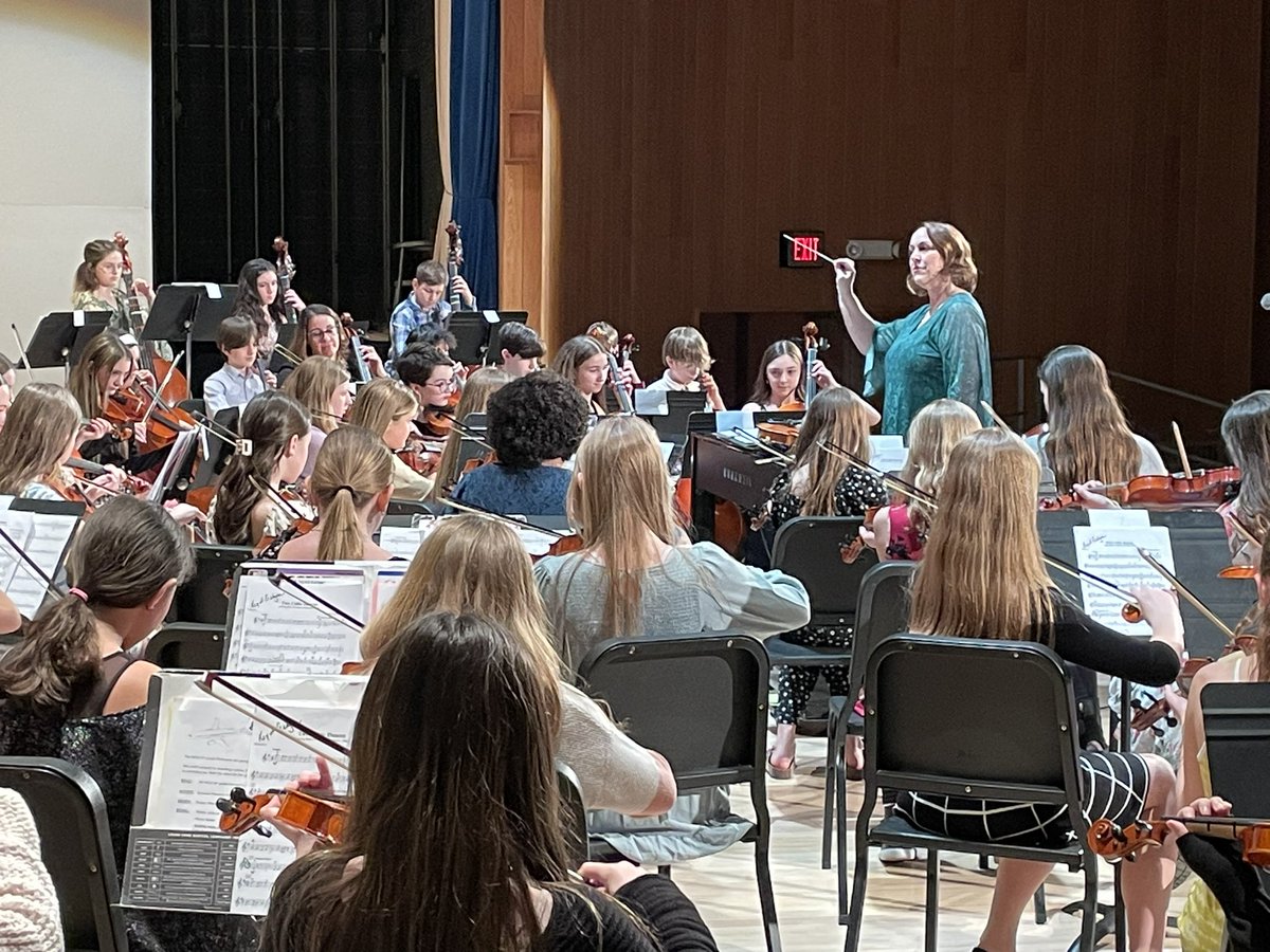 Showtime as the 6th grade orchestra hits the stage to open the WGIS 6th grade concert! #talent <a href="/WGFineArts/">West Genesee Fine Arts</a> <a href="/WestGeneseeCSD/">West Genesee Schools</a>
