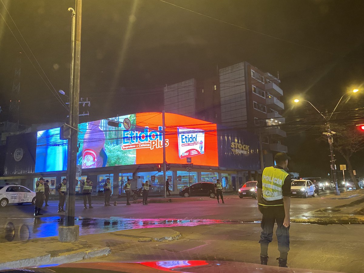 livmediapy's tweet photo. CIERRAN LA CALLE EN ZONA DEL QUINCHO (Av. España). La cantidad de policías para custodiar a Horacio Cartes.
https://t.co/uOufyFkBi4