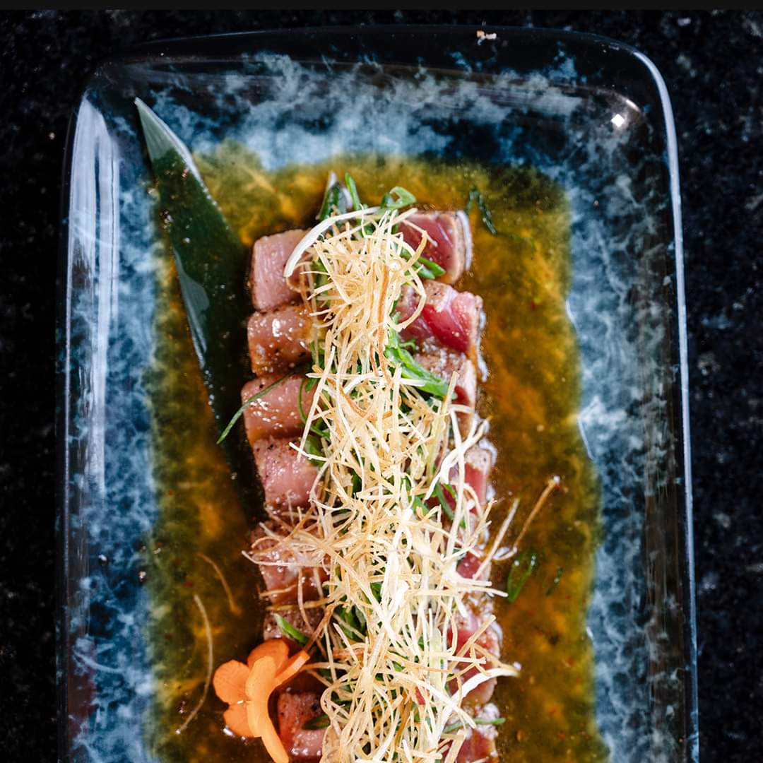 En cada platillo, fusionamos frescura y creatividad para ofrecerte sabores inolvidables.
-𝐓𝐚𝐭𝐚𝐤𝐢 𝐂𝐡𝐮𝐭𝐨𝐫𝐨
Chutoro sellado con un toque de ajo y jengibre fresco, bañado en yuzu ajillo y poro frito.
.
RSV 8 11 16 98
⛩️ Banthai Arrieta Blvd. Domingo Arrieta #817