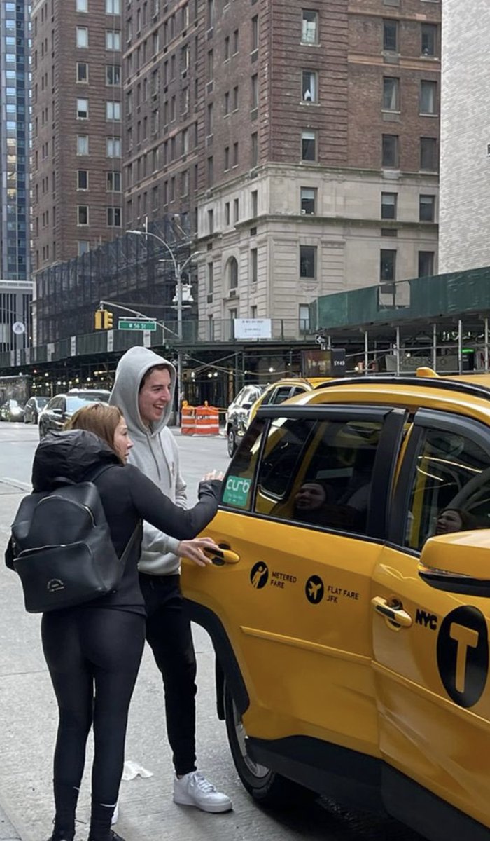 fevrisosyologg's tweet photo. Katil Timur Cihantimur ve onu Amerika’ya kaçıran işbirlikçi annesi Eylem Tok, New York'ta görüntülenmiş.

Nasıl da gülüyorlar... Nasıl da rahatlar.. Ölen öldüğüyle kaldı. Ateş düştüğü yeri yaktı.. https://t.co/2jXpK4pMtG
