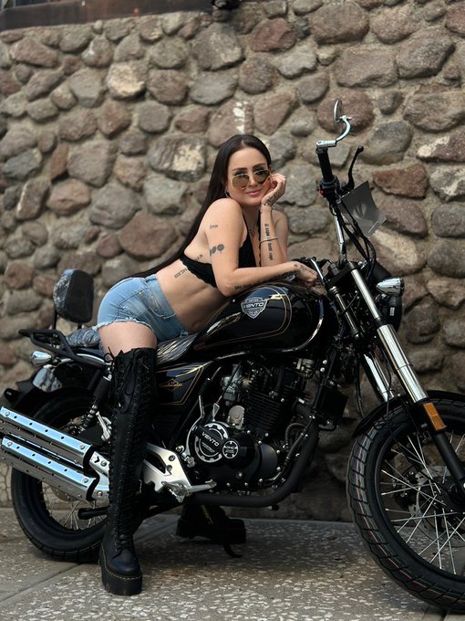 &iexcl;Te REGALO una MOTO! 🏍️  Por motivo de mi Aniversario #3 en @OnlyFans participa para ganar una MOTOCICLETA