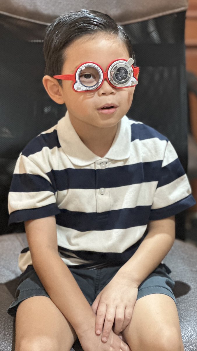 mestyariotedjo's tweet photo. Cuma mau ingetin aja buat kalian yang pakai kacamata, jangan lupa anaknya dicek mata di usia 3-4 tahun (pra sekolah).

Anak ga akan ngeluh matanya buram tetapi akan terkesan ga fokus, kepala miring, suka nabrak, menyipitkan/kucek mata, maju ke dpn tv, atau mengeluh pusing. https://t.co/IYUXorghXq