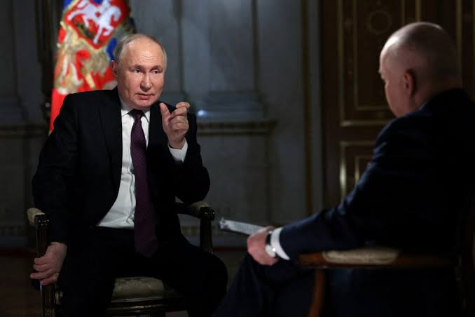 Síntese da entrevista de Putin ontem: "Estamos prontos para usar armas, quaisquer armas, se for uma questão da existência do Estado russo ou de danos à nossa soberania e independência".
Fim.