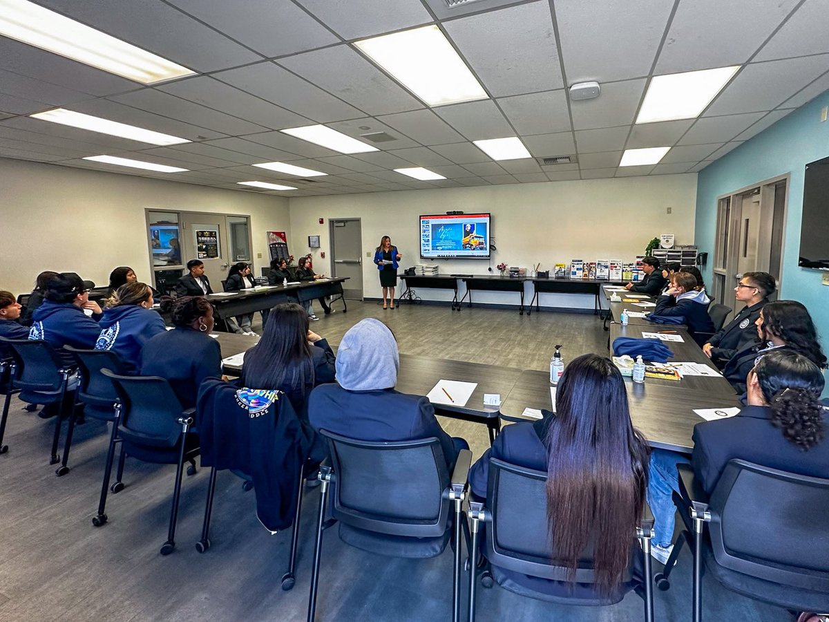 🌟 Celebrating Women’s History Month with DSAC!

The District Student Advisory Committee held an inspiring meeting today featuring Angie Lopez, RUSD Agent: Facilities, who helped motivate our students! Thanks to DSAC Advisor Dr. Burciaga for organizing this empowering gathering!