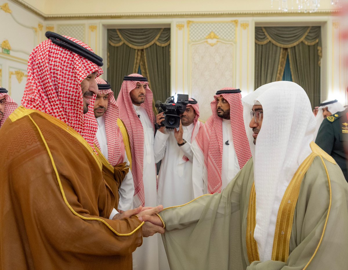 سمو سيدي #ولي_العهد يستقبل في #المدينة_المنورة أصحاب الفضيلة العلماء والمعالي، وجمعاً من المواطنين الذين قدموا للسلام على سموه.