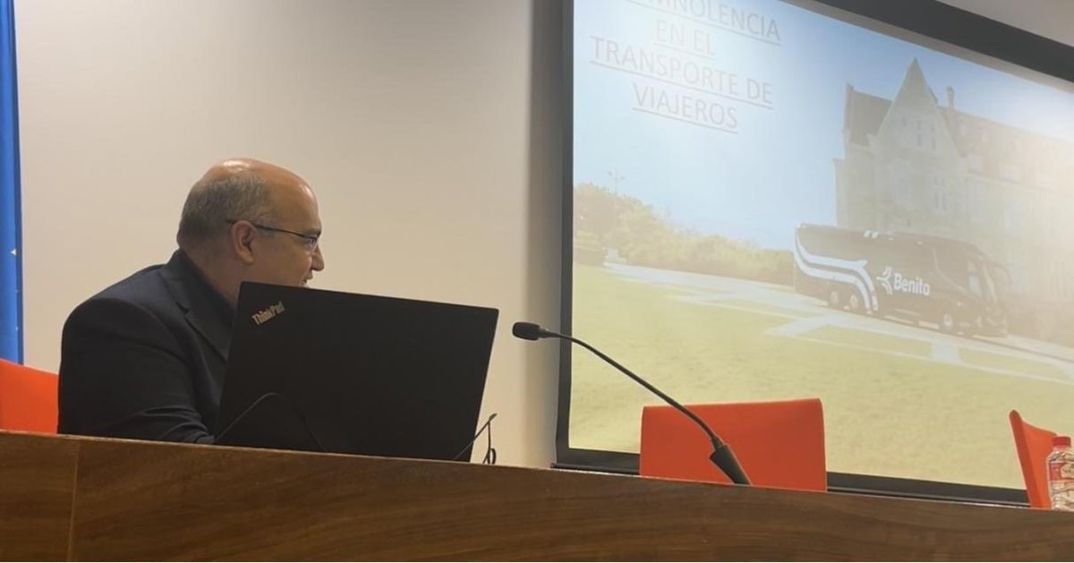 AutobusBenito's tweet photo. Queremos agradecer  a D. José Miguel Tolosa , Jefe Provincial de Tráfico la oportunidad de formar parte del grupo de ponentes de este foro y compartir  espacio con D. Pere Navarro (Director General de Tráfico), y el resto de grandes profesionales. 
#dormirbienessalud https://t.co/XzoCY4NlgV