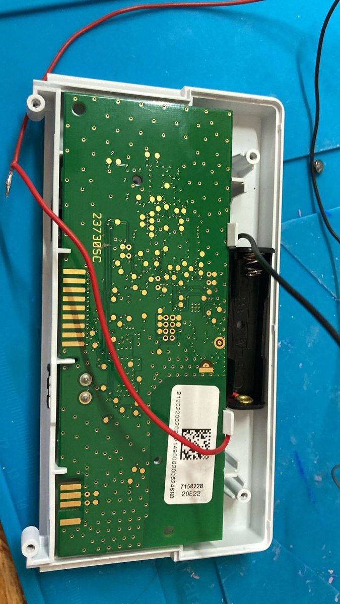 josemanuelhda's tweet photo. el tamaño de la caja permitía añadir perfectamente un portapilas de pilas de 1.5 voltios tanto AA como AAA, optamos por el AAA que quedaba perfectamente integrado dentro de la caja https://t.co/emQn2ml6vZ