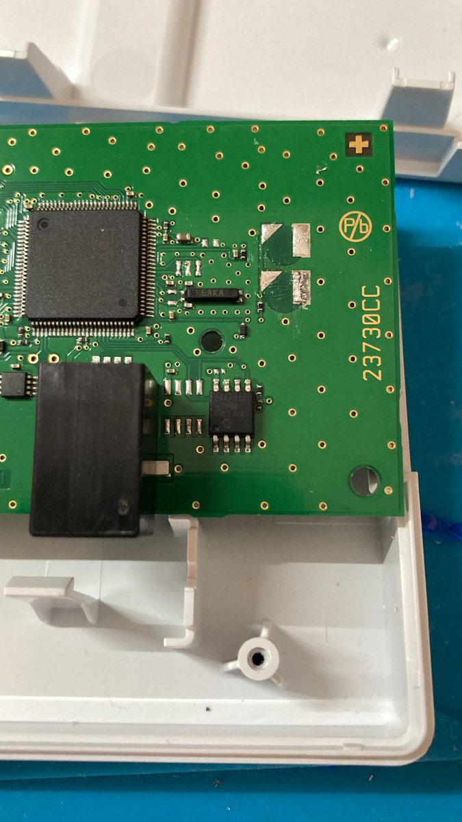 josemanuelhda's tweet photo. lo único complicado del proceso fue extraer la pila gastada porque va electrosoldada, pero nada que no se pueda hacer con un poco de calor colocado en el lugar adecuado

así quedó la placa una vez extraída https://t.co/juT9Q8NC2T