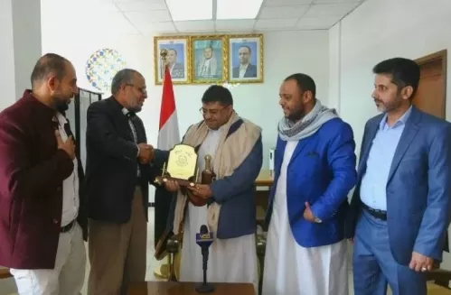 Gen_Abdullah1's tweet photo. بتوقيت البحر الأحمر
ملامح وضع الميليشيات
في رمضان القادم 2025

ذكرى حزينة عندما يتذكر فيها من سيكون من الأحياء برمضان القادم، كارثة غزة وفقدان عشرات الآلاف من سكانها وتدمير حياة القطاع، وصور الجوع المرعبة والصيام تحت الشمس بلا أهل ولا مأوى..
والمفرح حينها، أن قاتل الأطفال بنيامين نتنياهو لن يكون حاكماً لعصابات المستوطنين وحكومة الإرهابيين..
وأن منظمة إنقلابية متأيرنة وعميلة برغبة نتنياهو ستموت أو يصيبها الشلل التام..
ومنظمة عميلة أخرى متأيرنة سيضمحل حكمها الإنقلابي وتلاحقها المصائب..

هذه الحرب الظالمة التي تشنها إسرائيل على القطاع، ستبقى عواصفها محمّلة بالغبار لعدة أشهر قادمة على المنطقة العربية. ولن يكون هناك حرب إقليمية كما يبشر البعض بذلك لأنه لا يوجد أي مبرر لها ولا راغبين بها..

باب المندب والبحر الأحمر برمضان القادم سيكون آمناً تعبره كافة ناقلات العالم، و #قناة_السويس ستكون مزدهرة.. وهناك مؤشرات تدل على أن لبنان سيكون قليلاً أفضل من ذي قبل لتراجع عدواينة حزب الله داخلياً وخارجياً. 
والميليشياوي الإتيكيت نبيه بري سيتقاعد بإذن الله.. لكن على الجيش اللبناني الحذر من خديعة إيرانية قد يلجأ إليها حزب الله والمخدرات، متظاهراً بالإعتدال فيطرح مبادرة "مؤامرة" لدمج أفراده وأسلحته أسمياً تحت إمرة جيش الدولة كما فعلت الحشود الشيعية بالعراق..

العام القادم، لن يكون حزب الله كسابق عهده، ولن يظهر أبو هادي عبر الشاشات من النفق وهو يهدد العرب بالصورايخ لما بعد حيفاء والرياض وكل لبنان وجميع المناطق ألتي بها أي عمر ومعاوية!، فقد أدرك الضبع حسن حجم الورطة التي وقع بها تابعه بن آوى سنوار حماس.. 

بالمناسبة #هنية لن يعود لغزة وأبو #السنوار لن يخرج منها، والأنفاق لن يُعاد إصلاحها، والحرس لن يتمكن من إيجاد عميل بديل لـ #حماس لينفذ طوفان أقصى جديد إنتقاماً لأبو مهدي المهندس رفيق قاسم سليماني. وما فائدة كل ذلك بعد تدمير غزة؟.