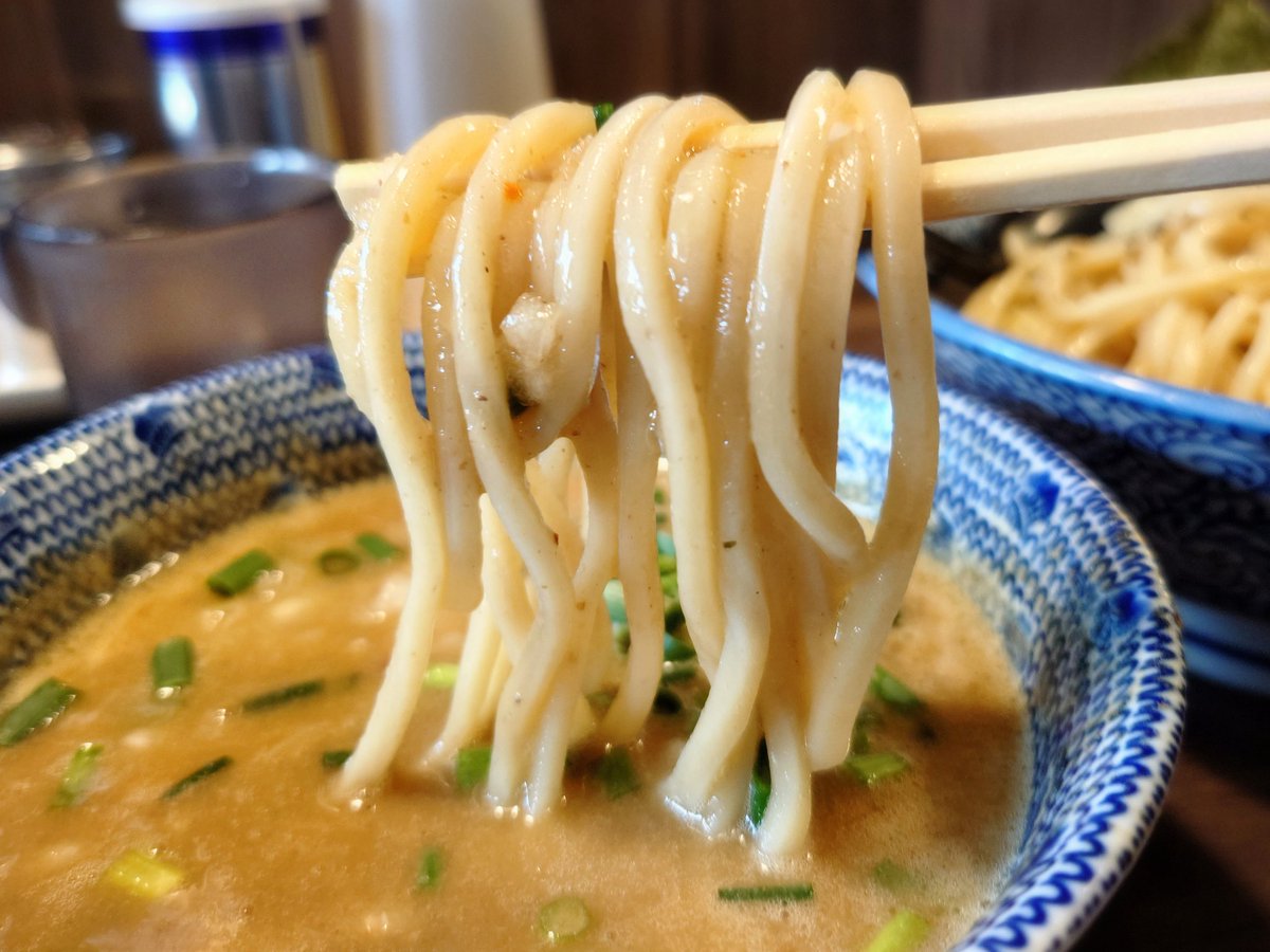 【狼煙 本店】
『大山鶏の白湯つけ麺(釜玉ver)』
麺を卵黄とタレに絡めてまずは釜玉で頂くと旨い😋
釜玉で頂いた麺を今度は大山鶏の旨味溢れるつけダレに絡めて頂くと👍
釜玉で食べたり、つけダレで食べたり色々な食べ方ができて旨かった👍
旨い一杯、ご馳走様でした(>∀<●)ﾉ
