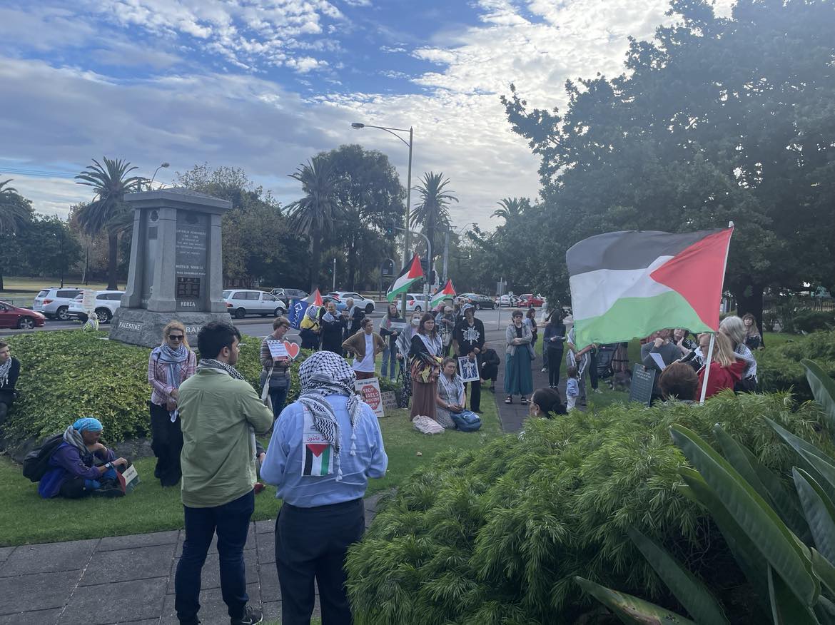 Last night @MerribekCouncil voted in support of @sueabolton's pro Palestine motion to stop doing business with companies profiting from war/weapons, to continue flying the Palestinian flag, and create a $10k support fund for local Palestinian asylum seekers + families /1