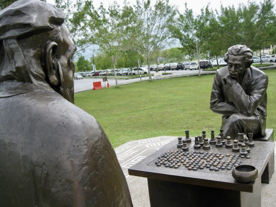 Albert Einstein (14 March 1879 – 18 April 1955) #BOTD
#AlbertEinstein #physicist #ChessPlayer #ScientistsPlayingChess
#ChessInVisualArts #sculpture #chess 
➡️ en.m.wikipedia.org/wiki/Einstein_…