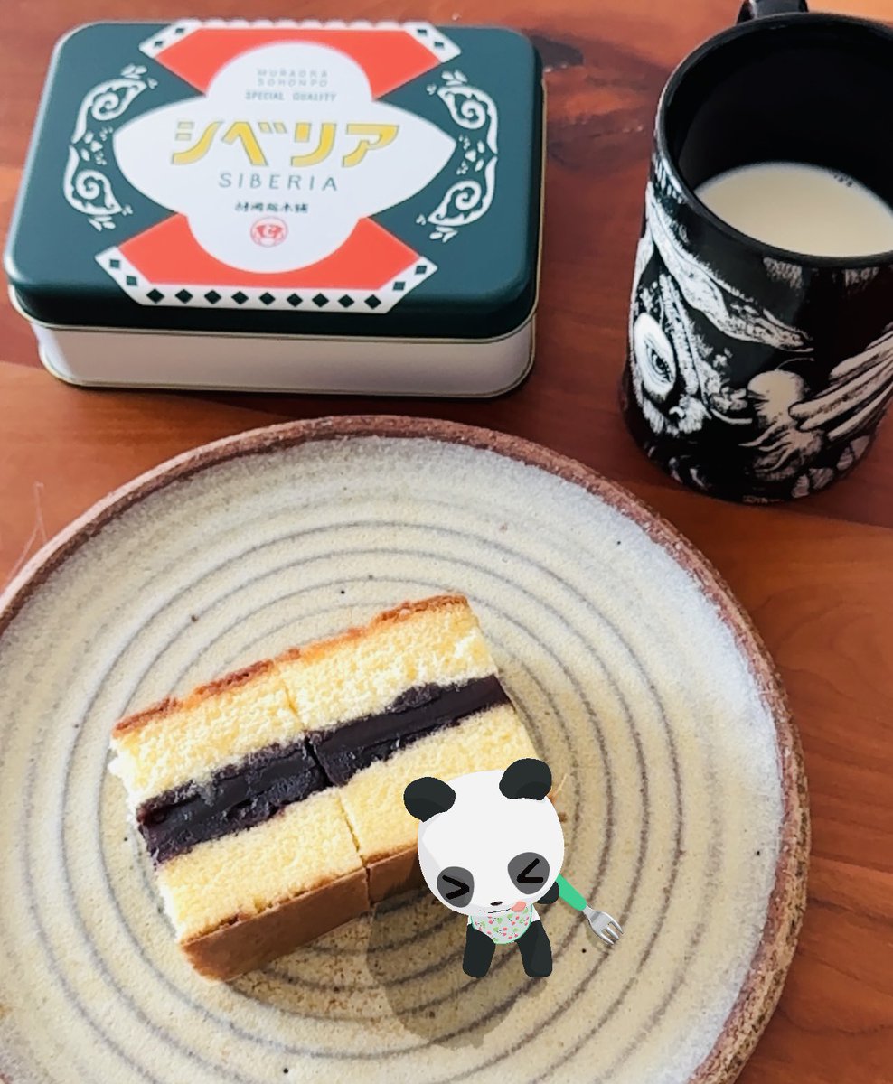 wagashineko2022's tweet photo. 朝から缶パケ可愛いシベリア✨

カステラ生地かなりしっとり、真ん中の羊羹も小豆感あって美味しい🤤 https://t.co/ps3s8NOtBT