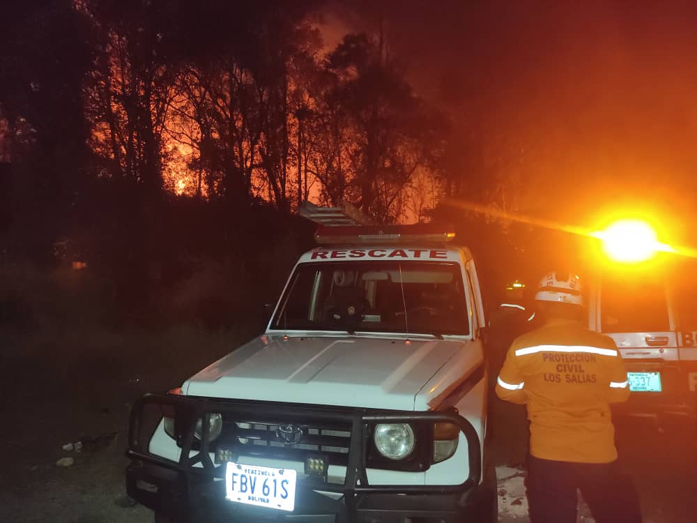 dmurolo's tweet photo. #13Mar 7:57pm Vecinos de La Rosaleda Norte alertan que fuerte incendio de vegetación amenaza a la urbanización.

Recuerdan que hace dos años ocurrió igual y debieron desalojar a los ancianos de la casa de reposo del sector https://t.co/ffD5JE3fad