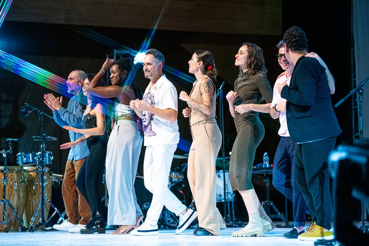 drexlerjorge's tweet photo. POR FIN, VERACRUZ!!
Gracias por nuestra primera noche jarocha!
Arropados además por amigxs veracruzanxs de absoluto LUJO! @lafourcade @JoelCruzCastel1 
📸 @AlexisAlegriaG 
Mañana Mérida 👈🏼 https://t.co/wSRsOnhojr